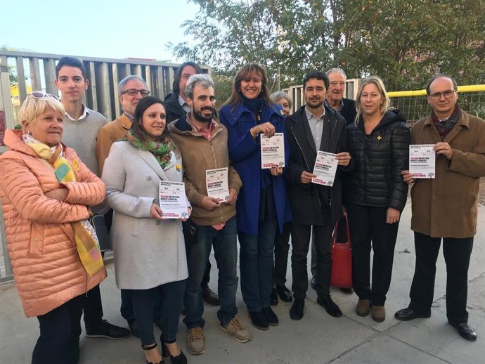 La cabeza de lista de JxCat en el Congreso, Laura Borrs; el conseller Dami Calvet y la concejal en el Ayuntamiento de Barcelona, Neus Munté, con vecinos de Sant Andreu ante las obras de La Sagrera.