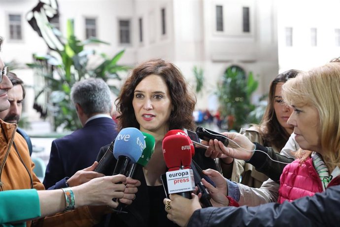 La presidenta de la Comunidad de Madrid, Isabel Díaz Ayuso, atiende a los medios de comunicación tras el acto de entrega de los 'Premios nacionales de la Real Academia de Gastronomía', en el Museo Reina Sofía de Madrid (España), a 4 de noviembre de 2019.