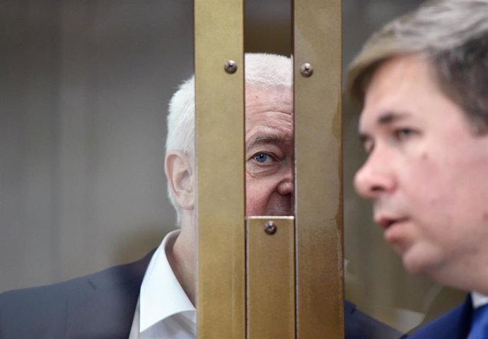 El exguardia noruego Frode Berg (izquierda), acusado de espionaje en Rusia, y su abogado Ilya Novikov (derecha) durante una audiencia judicial en Moscú en abril pasado