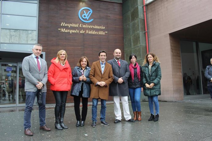 Visita de Casares a Valdecilla en la campaña del 10N