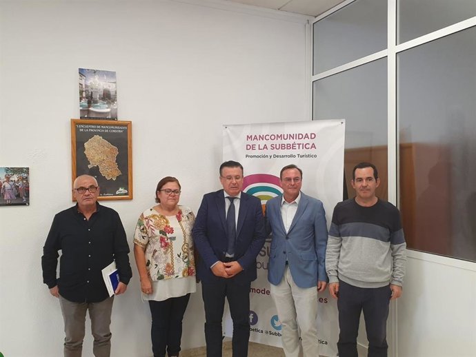 Palomares (segundo por la dcha.) en la presentacion de las actuaciones en la Vía Verde del Aceite