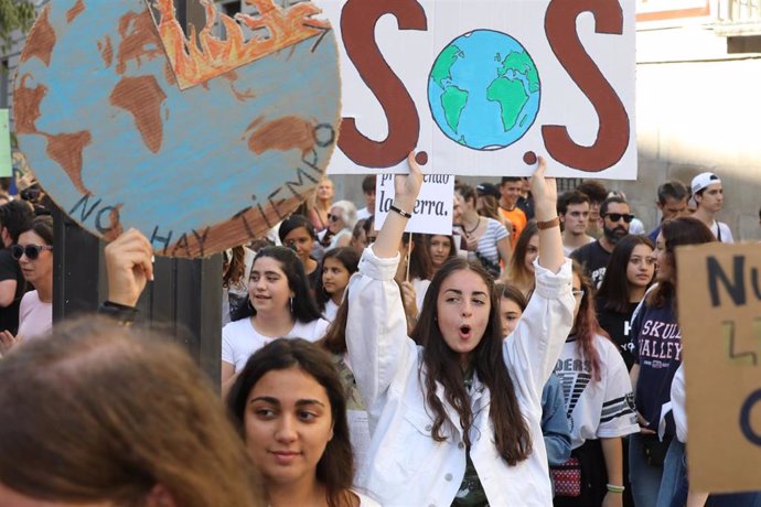 Una chica sujeta un cartel en el que se lee ` SOS durante la manifestación del Sindicato de Estudiantes por la Huelga Mundial por el Clima, en la Puerta del Sol, en Madrid, a 27 de septiembre de 2019.