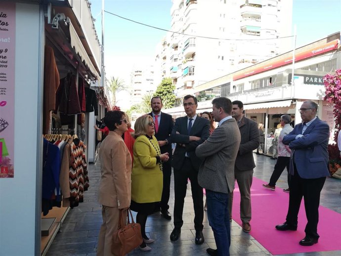 El alcalde de Murcia, José Ballesta, en la apertura de la Feria de los Descuentos con el concejal de Comercio, Juan Fernando Hernández