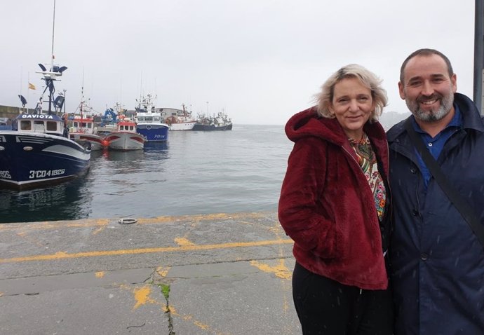 La candidata de Más País al Congreso por A Coruña, Carolina Bescansa, tras reunirse con mariscadores y pescadores