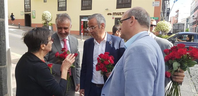 El presidente de Canarias, Ángel Víctor Torres, junto al candidato al Senado, Sergio Matos, en una visita electoral a La Palma