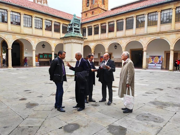 Los nuevos doctores Honoris Causa de la Universidad de Oviedo, Peter Burke y Gregory Ludkovsky.