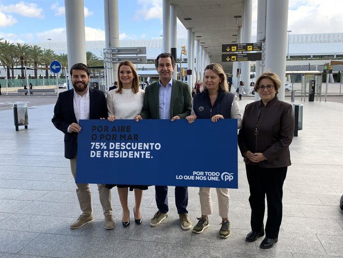 El president del PP de Balears, Biel Company, i candidats al 10N, Marga Prohens, María Salom i Javier Bonet, han visitat aquest dimecres l'aeroport de Palma.