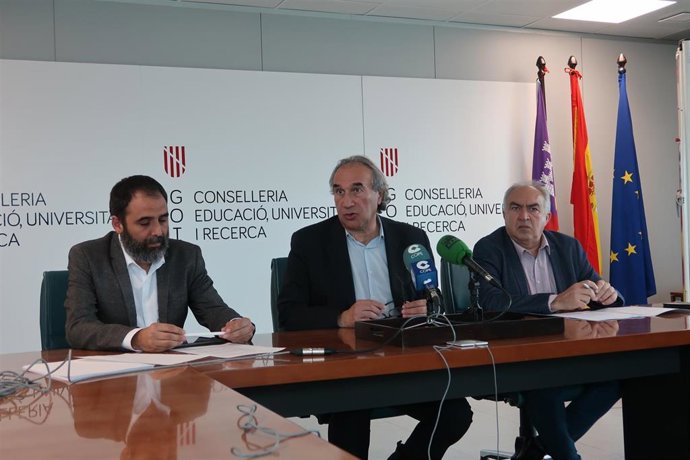 El conseller de Educación, Martí March (en el centro del grupo) explica el nuevo decreto de Secundaria para personas adultas.