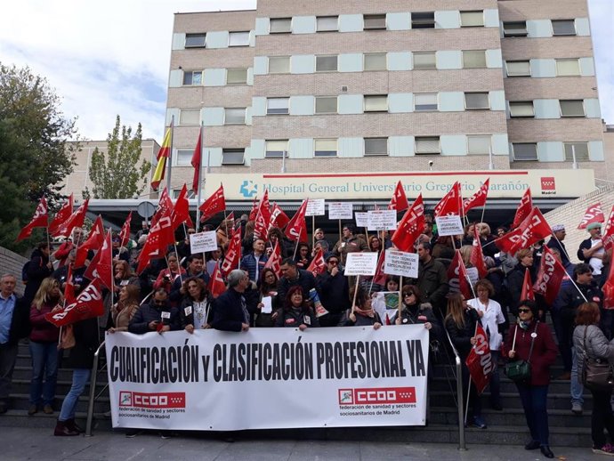 Sanitarios se concentran ante el Hospital Gregorio Marañón para reclamar una reclasificación profesional del sector.