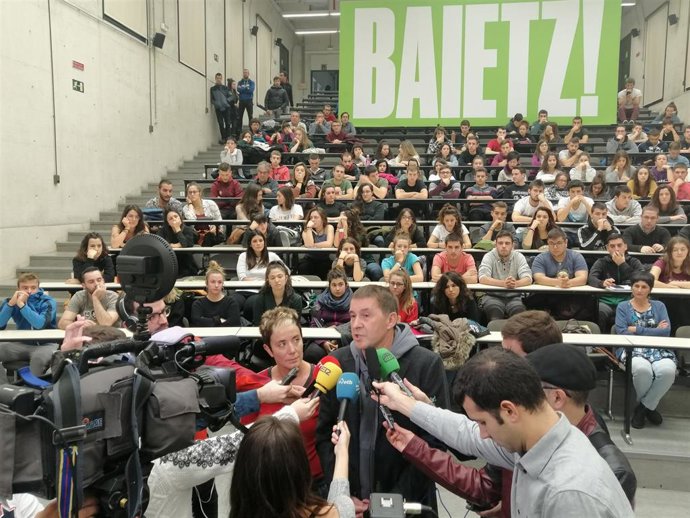 Bel Pozueta y Arnaldo Otegi, atendiendo a los periodistas antes de un acto electoral
