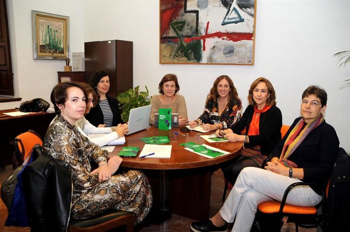 Doblas (centro), junto al jurado del Premio Leonor de Guzmán