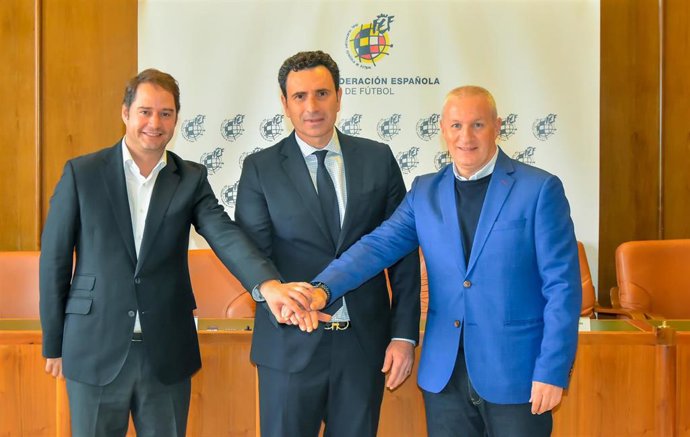 Ignacio Vázquez (izda), José Francisco Molina (centro) y Josñe Miguel Martín Criado (dcha) tras presentar el Espacio Selección en Torrejón de Ardoz