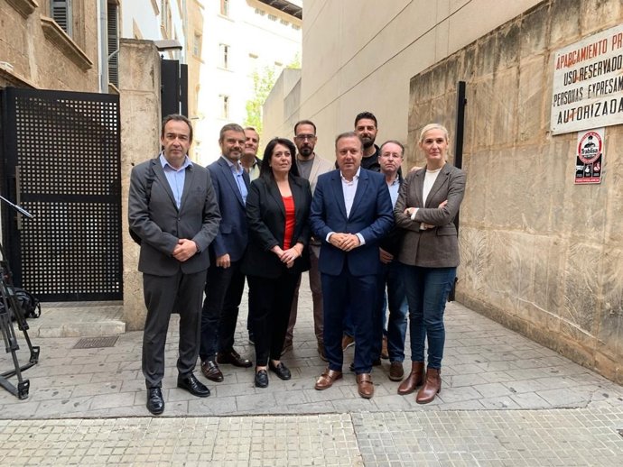 El candidato de Ciudadanos (Cs) al Congreso por Baleares, Joan Mesquida,  y el portavoz en el Parlament, Marc Pérez Ribas, en la rampa de los juzgados tras atender a los medios.