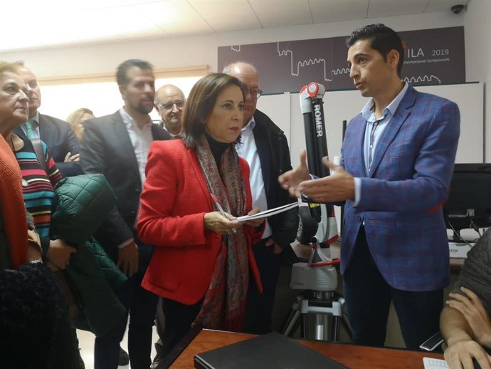 La candidata al Congreso por Ávila y ministra de Defensa en funciones, Margarita Robles, visita la Escuela Politécnica Superior de Ávila.