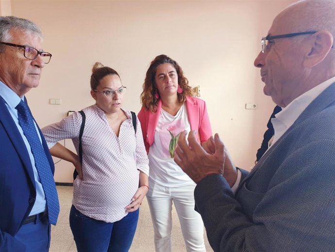 La consejera de Derechos Sociales del Gobierno de Canarias, Noemí Santana, junto al delegado del Gobierno en Canarias en la Casa del Mar