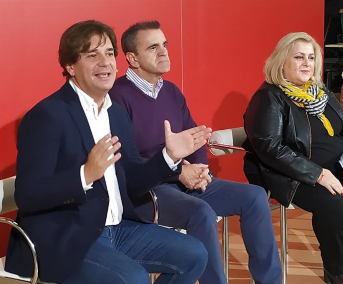 El alcalde de Fuenlabrada y el secretario general del PSOE-M, José Manuel Franco, participan en un acto del partido para la campaña electoral del 10N.