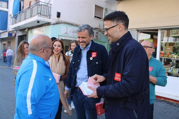 Los candidatos del PSOE al Congreso Ignacio López y José Carlos Durán y la parlamentaria socialista Beatriz Rubiño participan en un reparto informativo.
