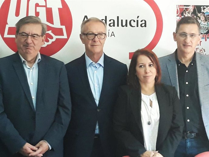 En el centro, el ministro de Cultura en funciones y candidato del PSOE al Congreso, José Guirao