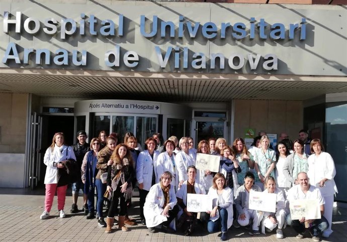 Trabajadores concentrados ante el Hospital Arnau de Vilanova de Lleida