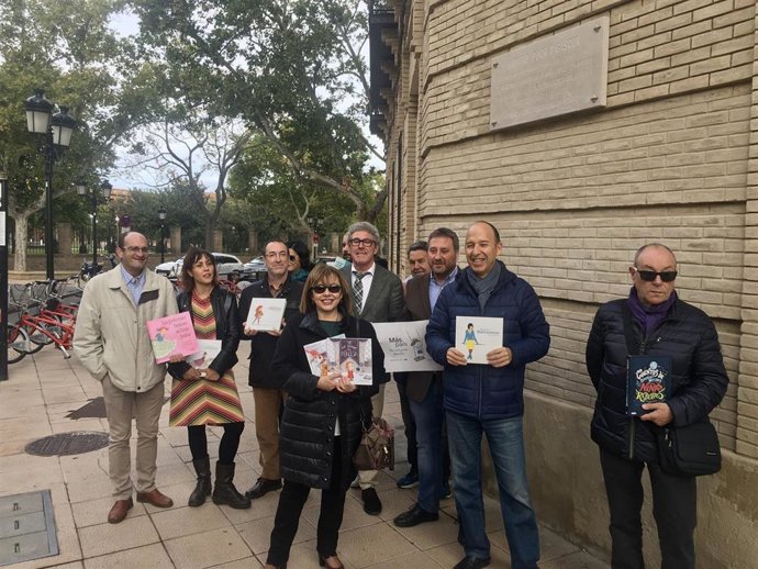 Los candidatos de Más País-Cha-Equo posan con cuentos infantiles en Zaragoza