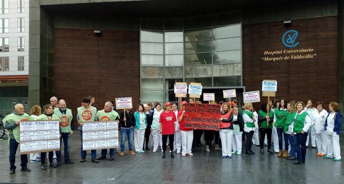 Concentración de los trabajadores de la sanidad pública de Cantabria se concentran frente a Valdecilla para reclamar la adecuación profesional