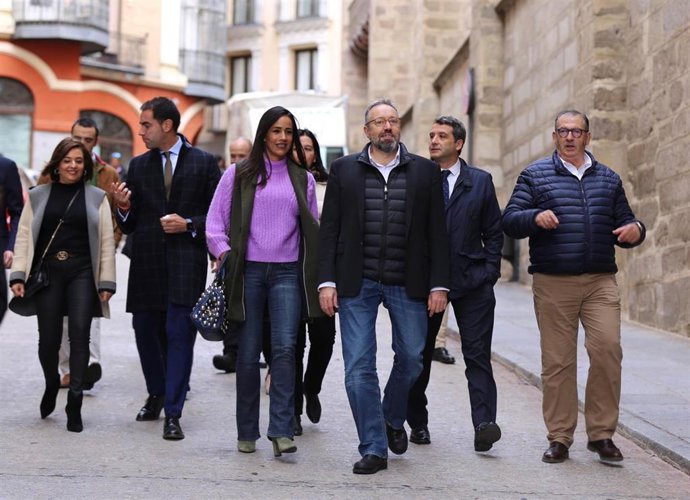 El candidato de Cs por Toledo al Congreso, Juan Carlos Girauta, y la vicealcaldesa de Madrid, Begoña Villacís, de paseo en Toledo