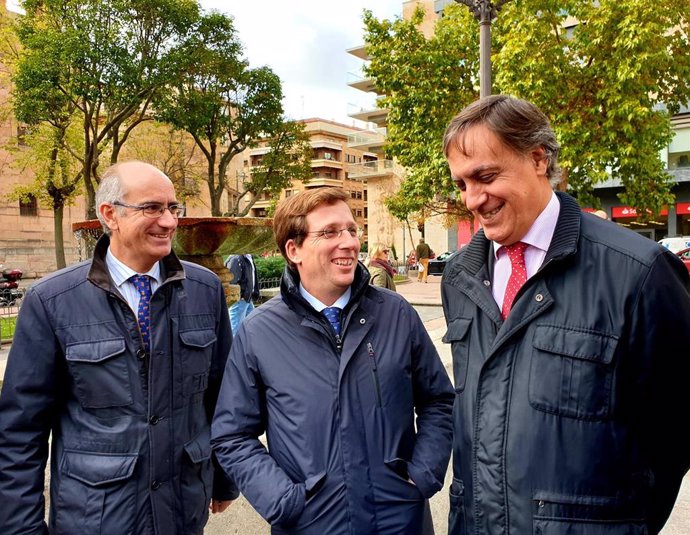 Martínez Almeida (centro) en Salamanca junto al alcalde de la ciudad, Carlos García Carbayo (d), y el presidente provincial del PP, Javier Iglesias (i).
