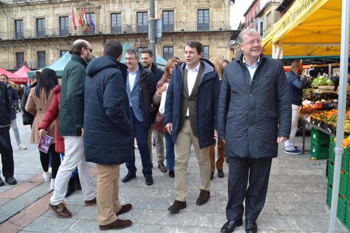 El presidente del PP en Castilla y León, Alfonso Fernández Mañueco, junto al candidato al Senado, Antonio Silván, y al fondo el presidente del PP en León, Juan Martínez Majo.