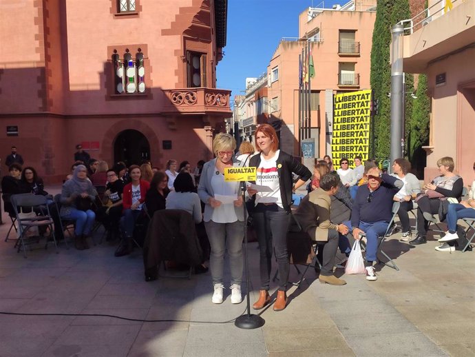 Las candidatas Mirella Corts y Carolina Telechea en un acto de ERC sobre igualdad en Viladecans.