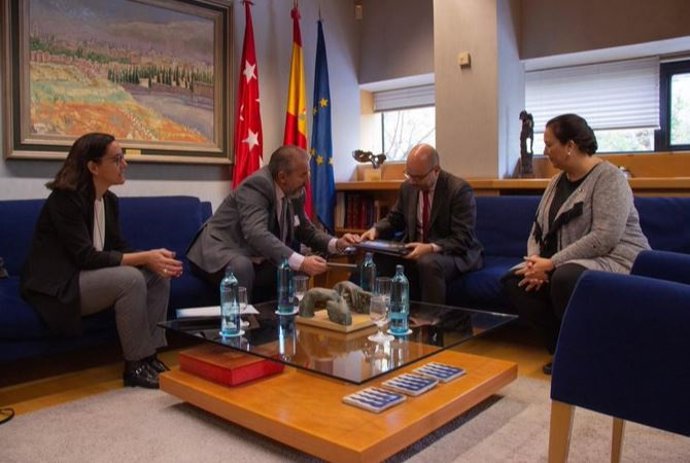 La presidenta de la AVT, Maite Artaluce, y el presidente de la Asamblea de Madrid, Juan Trinidad.