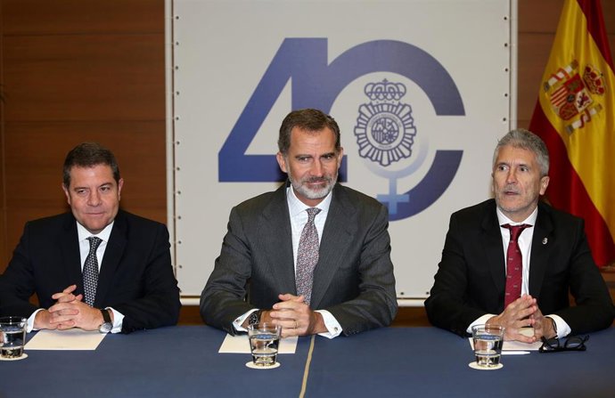 (I-D) El presidente de Castilla-La Mancha, Emiliano García-Page Sánchez;  el Rey Felipe VI y el  ministro de Interior en funciones, Fernando Grande-Marlaska durante la inauguración del Congreso Internacional sobre la Igualdad de Género en Toledo.
