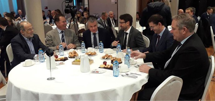 El vicepresidente de la Cámara de Comercio de Oviedo José Manuel Ferreira; el de la Cámara de Gijón, Félix Baragaño; el presidente de FADE, Belarmino Feito, el consejero Enrique Fernández;