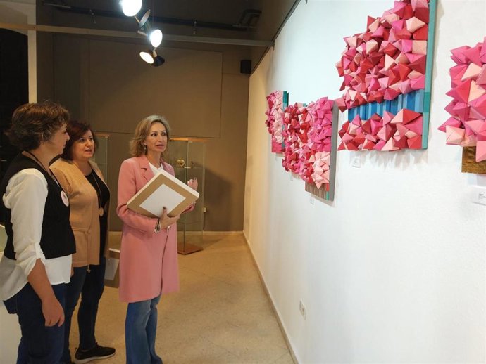 Troncoso (de rosa) visita la Escuela de Arte Dionisio Ortiz