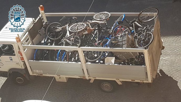Camión con las bicicletas abandonadas en Málaga capital y retiradas por la Policía Local