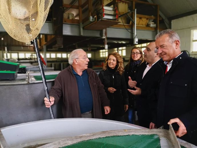 La portavoz del PP Teresa Mallada, junto a los diputados regionales José Felgueres, Javier Brea y Cristina Vega, con miembros de la Socidad de Pescadores El Esmerillón.
