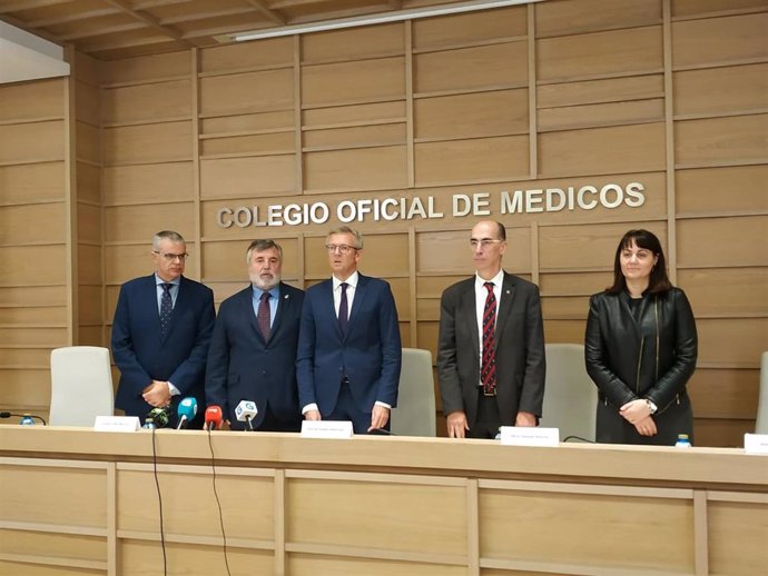 El vicepresidente de la Xunta, Alfonso Rueda, y el titular de Sanidade, Jesús Vázquez Almuiña, junto a representantes del Colegio de Médcos