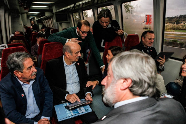 Revilla y los candidatos del PRC en el tren de Santander a Bilbao