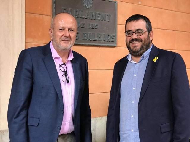 El senador de MÉS-Esquerra Vicenç Vidal (dreta) i el portaveu de la formació en el Parlament de Balears, Miquel Ensenyat.