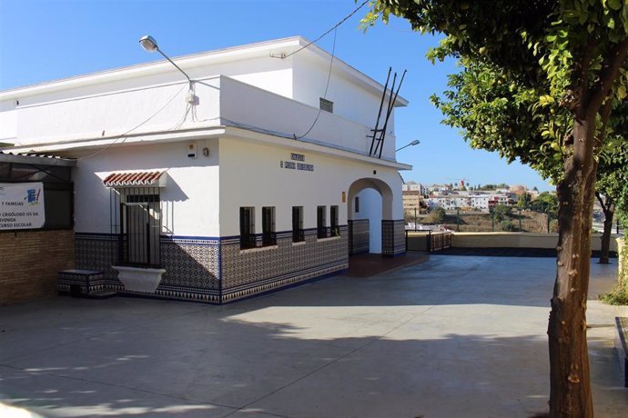 Exteriores del edificio sur del CEIP San Pedro Crisólogo en San Juan de Aznalfarache (Sevilla)