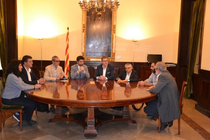 Jordi Puigneró y Joan Talarn en la Diputación de Lleida junto a diputados de la institución.