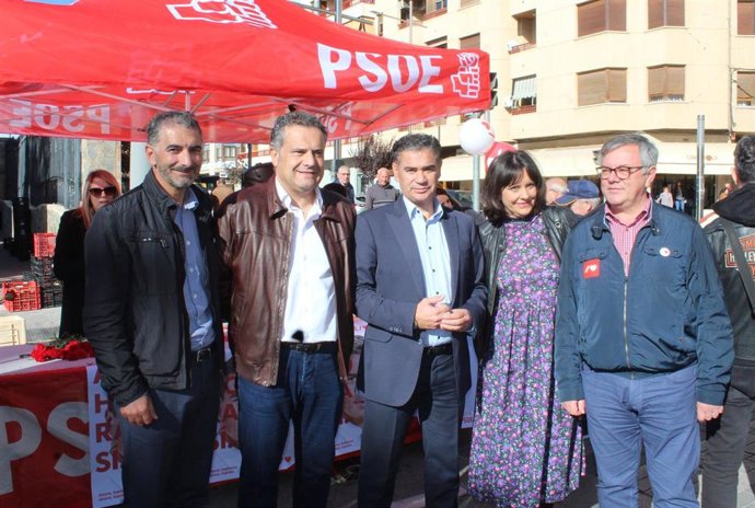 Los candidatos del PSOE al Congreso y al Senado por Albacete en el mercadillo de Hellín