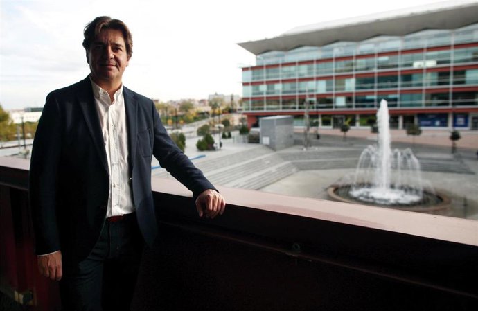 El alcalde de Fuenlabrada, Francisco Javier Ayala, posa tras su entrevista con Europa Press, en Madrid (España), a 28 de octubre de 2019.