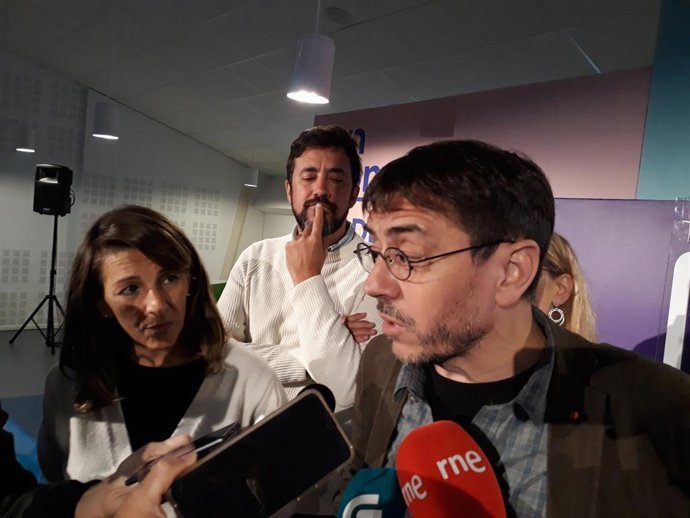 Juan Carlos Monedero, Yolanda Díaz y Antón Gómez-Reino en un acto electoral en la Universidad de Vigo.