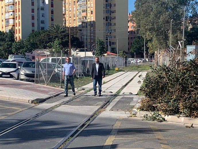 El candidato del PP por Málaga al Congreso Mario Cortés (d) se compromete con el soterramiento del tren del puerto