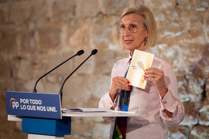 La fundadora d'UPyD, Rosa Díez durant la seva intervenció i amb la Constitució Espanyola a la m en l'acte de campanya del Partit Popular al Museu d'Histria de Barcelona (Espanya), a 6 de novembre del 2019.