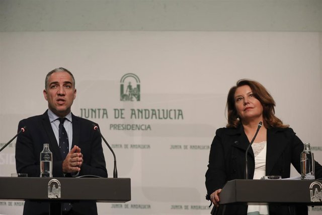 El consejero de la Presidencia, Administración Pública e Interior y portavoz del Gobierno andaluz, Elías Bendodo, y la de Agricultura, Ganadería, Pesca y Desarrollo Sostenible, Carmen Crespo, en la rueda de prensa posterior tras el Consejo de Gobierno.