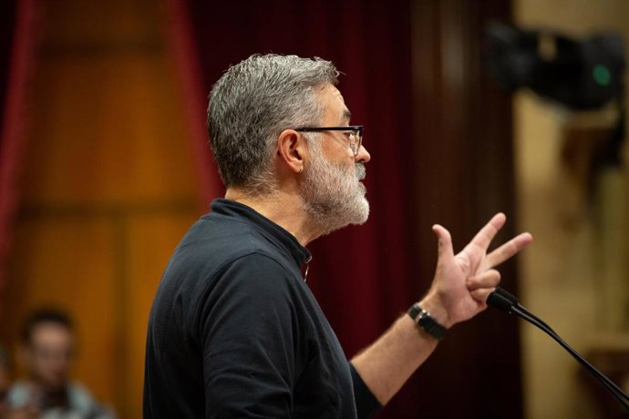 El diputado de la CUP en el Parlament Carles Riera interviene desde la tribuna en la sesión plenaria celebrada en el Parlament tres días después de conocerse la sentencia del 'procés', en Barcelona (Cataluña, España), a 17 de octubre de 2019.