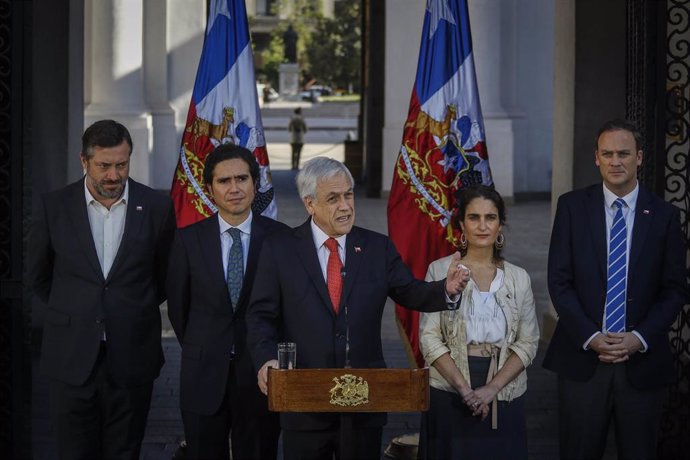 El presidente de Chile, Sebastián Piñera, acompañado de algunos de sus ministros