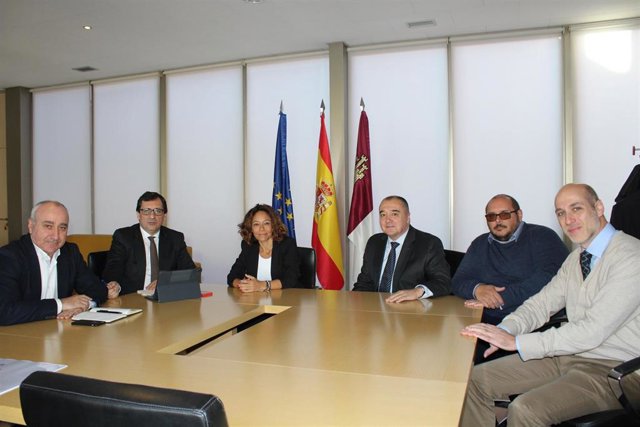 El delegado de la Junta, Javier Úbeda, con los nuevos responsables del centro