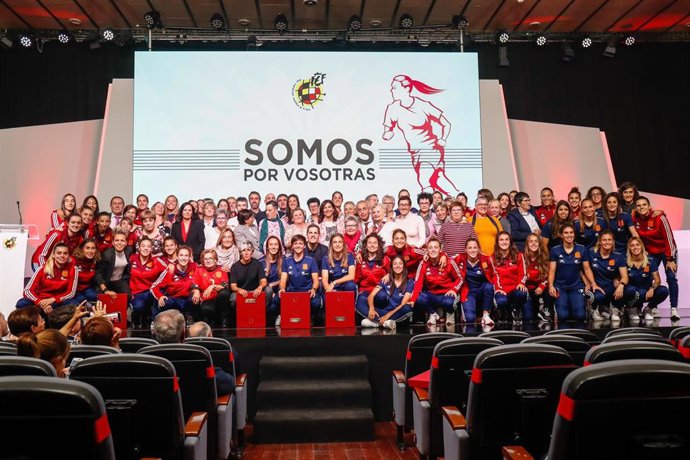 Foto de familia del homenaje a las pioneras de la selección femenina y a las internacionales con más de 50 partidos